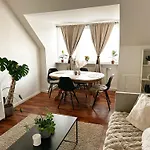 Deluxe On The Main Street With Free Parking & Late Checkout *